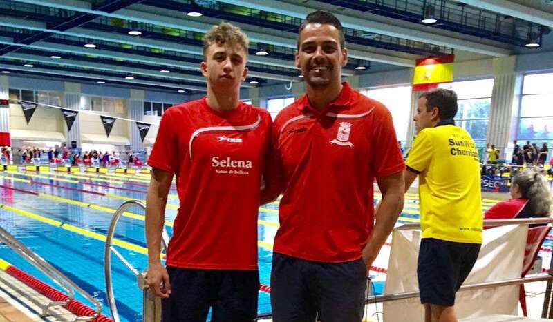 Cristo Cárdenes, nadador del Faynagua, con su entrenador Miguel Santana (Foto TA)