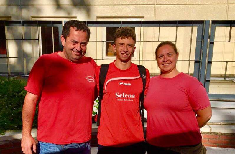 Cristo Cárdenes con sus padres (Foto TA)