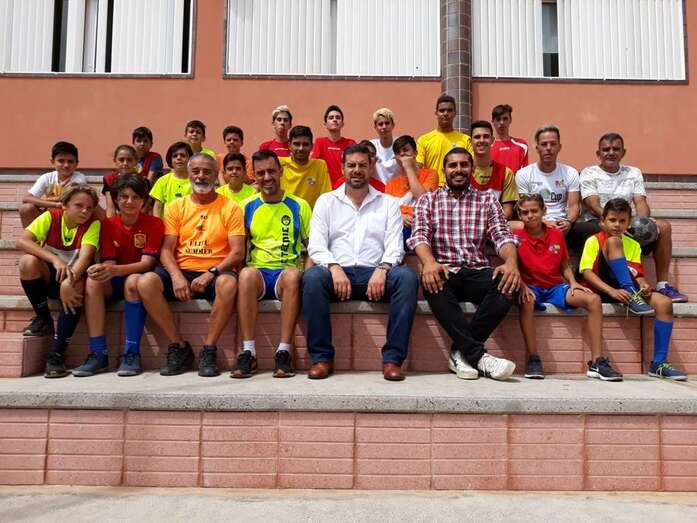 Los ediles Diego Ojeda y Abraham Santana, junto a participantes y monitores (Foto TA)