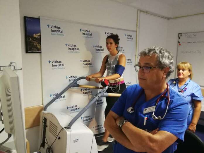 La jugadora Carmen Toscano en la Unidad de Cardiología, bajo la supervisión del doctor José María Saavedra Rodríguez (Foto TA)