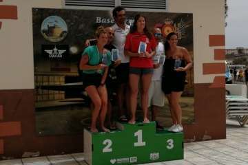 Las nadadoras teldenses Ainhoa Santana y Sheila Pulido brillan en la Travesía de Gando (Foto TA)