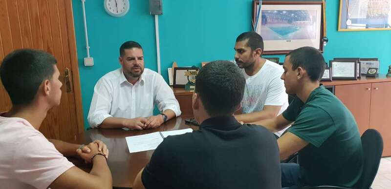 Reunión de concejales y jóvenes que practican la calistenia (Foto TA)