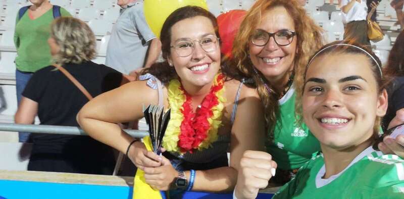 Misa, primera por la derecha, con su madre Fefi y hermana Elena festejan el pase a la final (Foto TA)