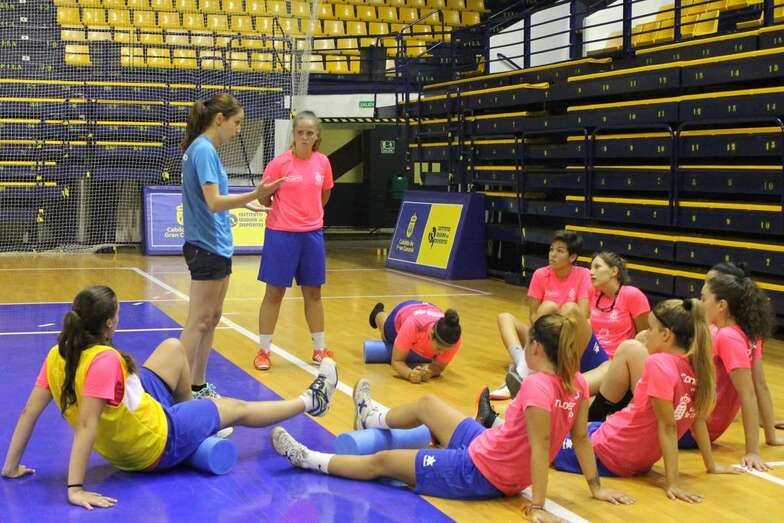 Yurena dirige un entrenamiento del Preconte B (Foto TA)