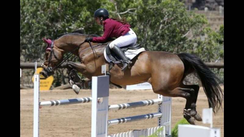 Alejandra Melián salva uno de los obstáculos (Foto TA)