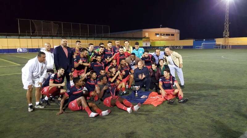 La UD Telde celebra el triunfo del torneo en memoria de Liberto Cabrera (Foto UD Telde)