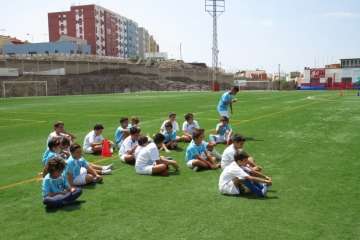 Aprendiendo a dar toques al balón en Melenara-Telde (Foto TA)