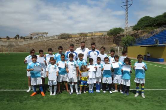 Aprendiendo a dar toques al balón en Melenara-Telde (Foto TA)