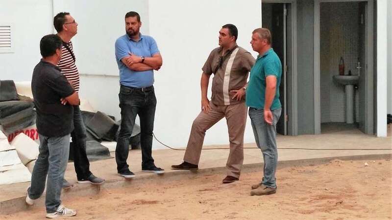 El edil Diego Ojeda, durante una visita al terrero junto a los técnicos (Foto TA)
