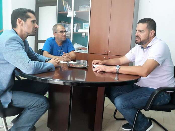 El concejal de Deportes, Diego Ojeda (d), reunido con miembros de 3COM Squad (Foto TA)