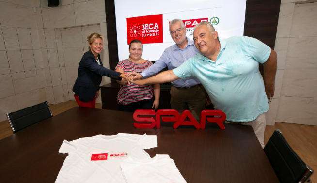 Momento de la concesión de la beca en las instalaciones de Spar Gran Canaria (Foto TA)