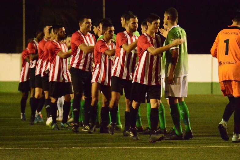 Los jugadores del Unión Marina saludan a los contrarios en un choque de esta temporada (Foto TA)