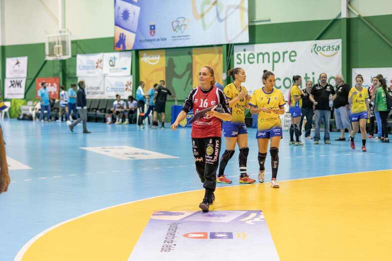 Silvia Navarro, en primer plano, guardameta del Rocasa (Foto TA)