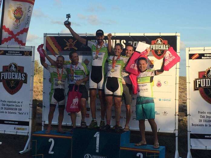 Los componentes del equipo teldense celebran el triunfo (Foto TA)