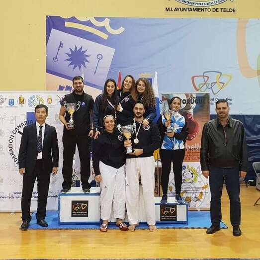 Uno de los equipos ganadores con sus premios (Foto TA)