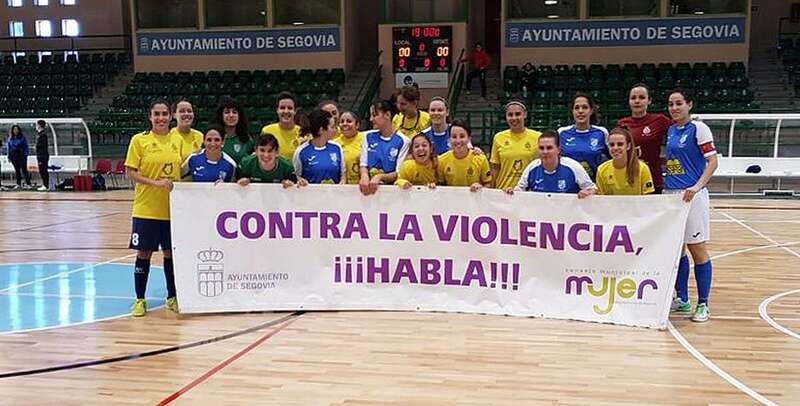 Imagen de las jugadoras de ambos equipos mostrando una pancarta contra la violencia de género (Foto TA)