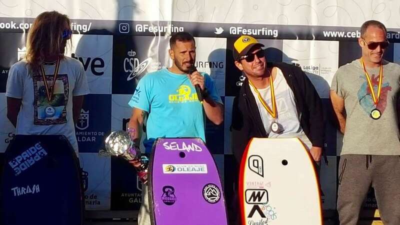 Abián Perdomo, en el centro de la imagen, este domingo en Gáldar tras proclamarse tricampeón de España (Foto TA)