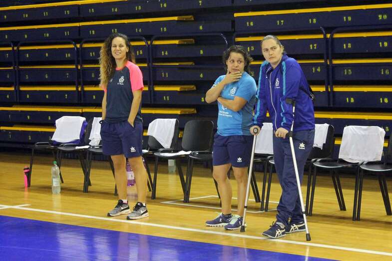 Muni, de pie con muletas, junto a la entrenadora del Preconte (Foto TA)