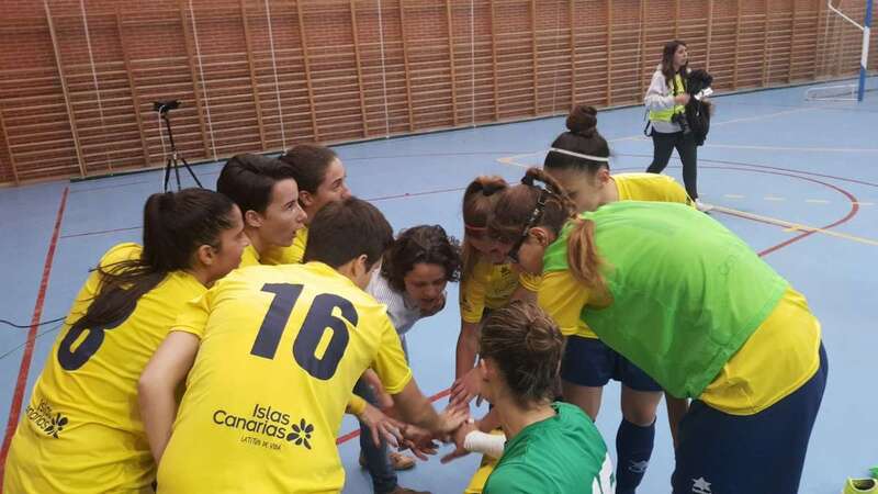 Cristina Gimeno da instrucciones a sus jugadoras (Foto TA)