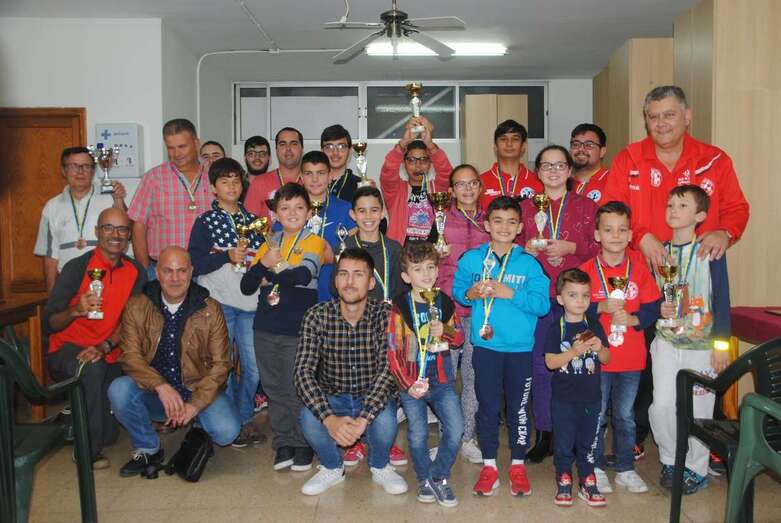 Foto de familia de los ganadores del torneo (Foto TA)