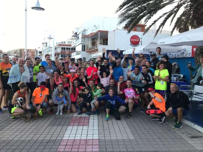 Foto de familia de participantes en la carrera (Foto TA)