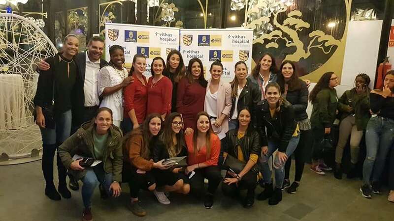 La alcaldesa Carmen Hernández y el concejal de Deportes con las jugadoras del Rocasa Gran Canaria (Foto TA)