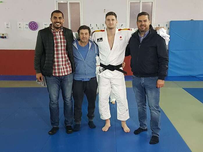 El campeón mundial con los ediles Diego Ojeda y Abraham Santana (Foto TA)