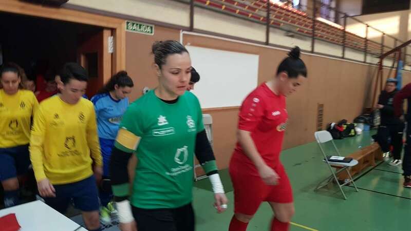 Momento de la salida al campo de los dos equipos (Foto TA)