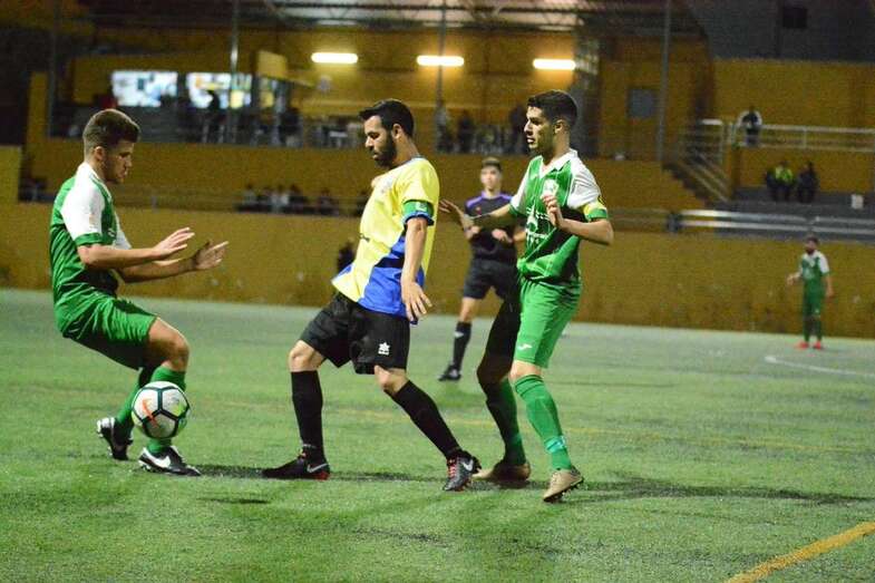Imagen del encuentro del pasado viernes por la noche en Guía entre Becerril y Unión Marina (Foto Unión Marina)