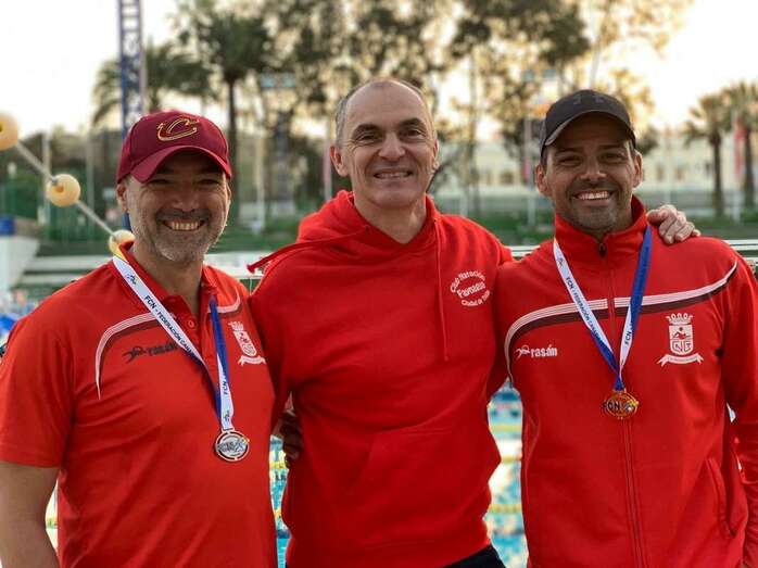 Los medallistas del club teldense sonríen tras el triunfo de este sábado (Foto TA)