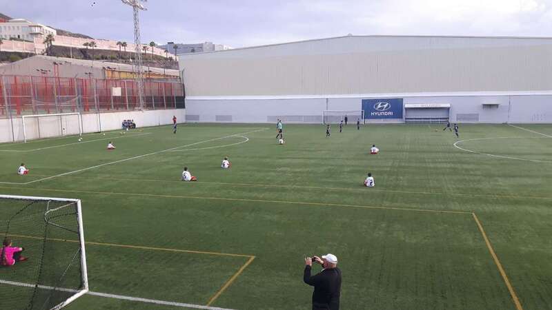 Imagen de los benjamines de la UD Telde durante la protesta que protagonizaron este sábado (Foto TA)