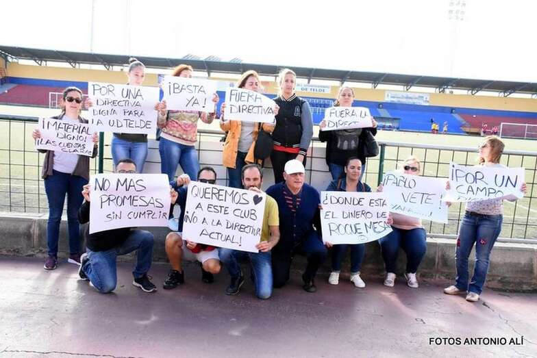 Un grupo de padres y madres durante la protesta de esta tarde (Foto Antonio Alí)