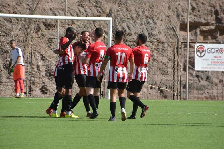 Jugadores del Unión Marina celebra uno de los goles en el partido de este sábado (Foto Unión Marina)