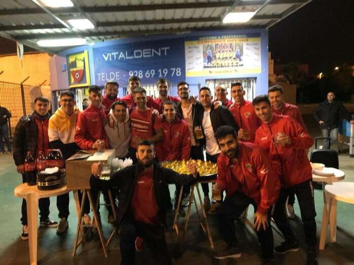 La plantilla del Club Deportivo Calero celebrando el triunfo del pasado viernes (Foto TA)