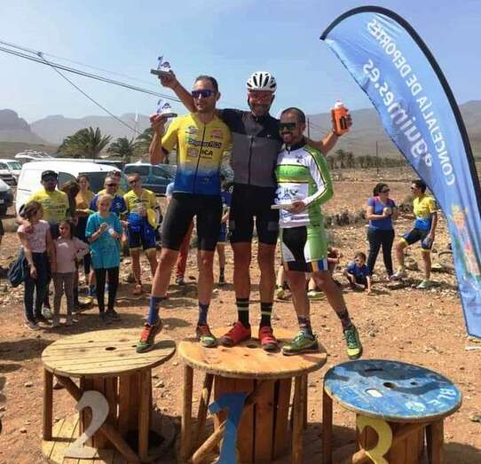 Gerardo Ojeda (primero por la derecha) en el podio de la prueba celebrada en La Goleta (Foto TA)