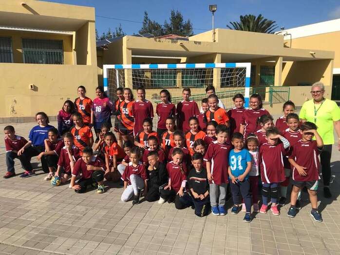 Pequeños balonmanistas en el patio del colegio de El Goro, esta tar(Foto TA)