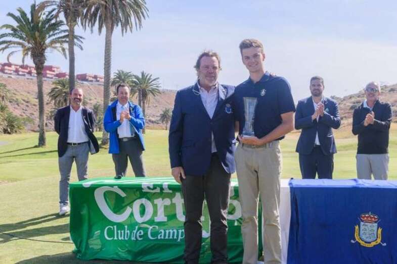 Juan Callejo posa con el trofeo de ganador del Campeonato de Canarias 2019 (Foto TA)