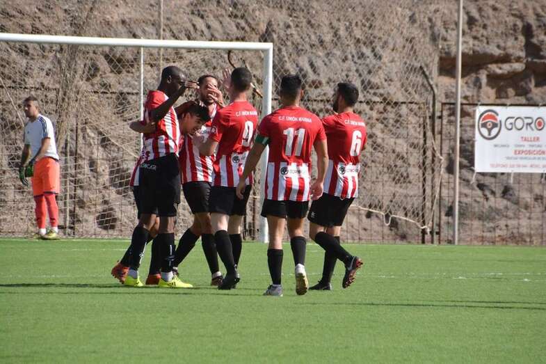 Los jugadores del Unión Marina festejan uno de sus seis goles (Foto Unión Marina)