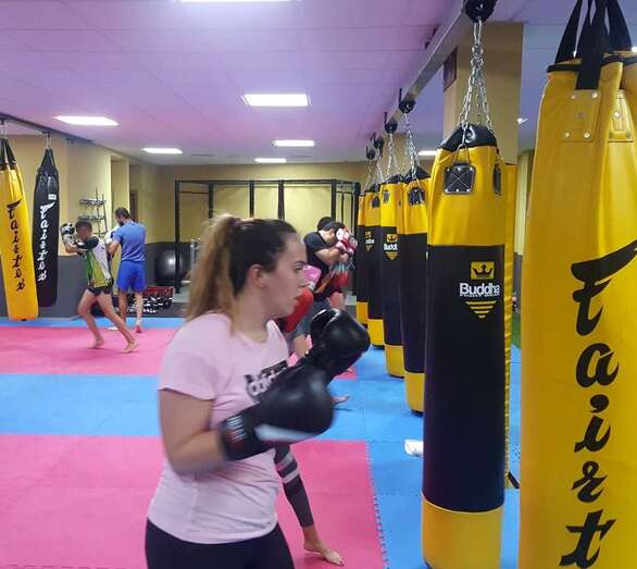 Una joven golpea el saco en el gimnasio Odin Team (Foto TA)