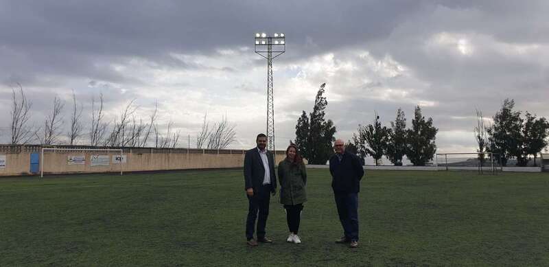 Imagen del campo de Ojos de Garza ya con el nuevo alumbrado (Foto TA)