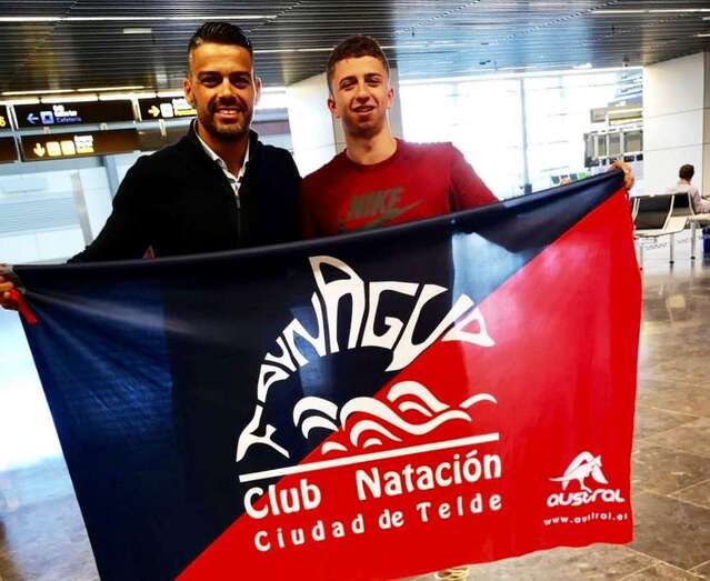 El nadador y su entrenador en el aeropuerto barcelonés (Foto TA)