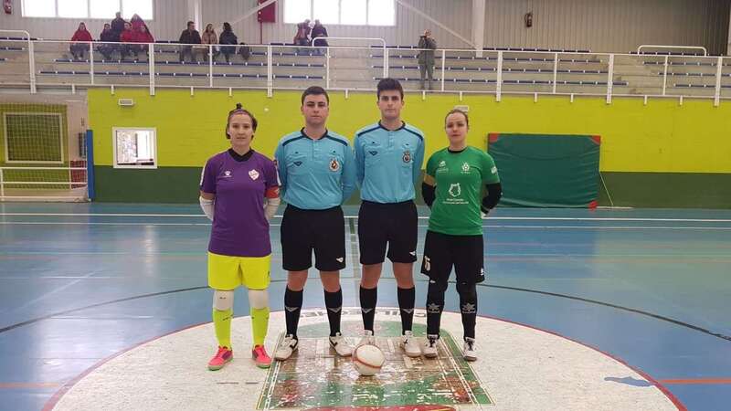 Las capitanas con los árbitros al inicio del encuentro (Foto TA)