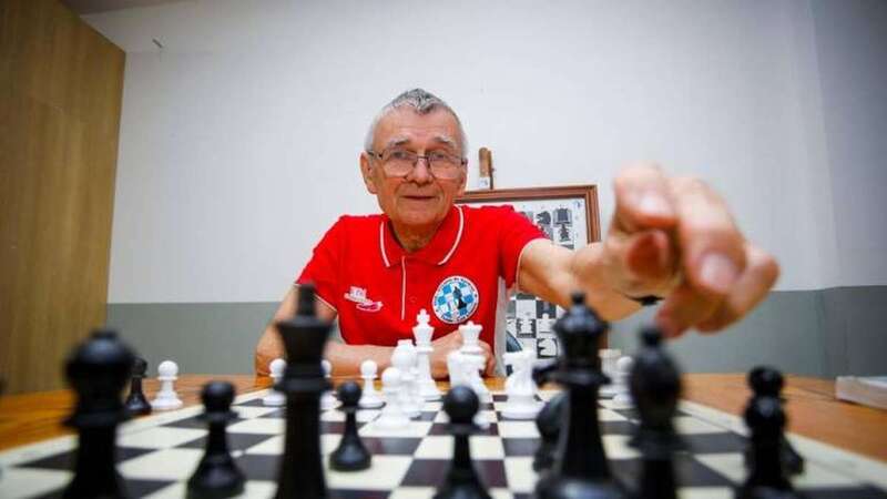 Neboisa Illijin mueve una de sus piezas. Califican su juego de táctico y pausado, pero agresivo, que asfixia al contrario casi sin darse cuenta (Foto Canarias7)