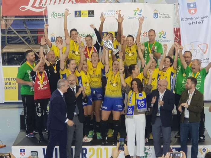 La alcaldesa Carmen Hernández con el equipo mostrando la alegría por el triunfo (Foto TA)