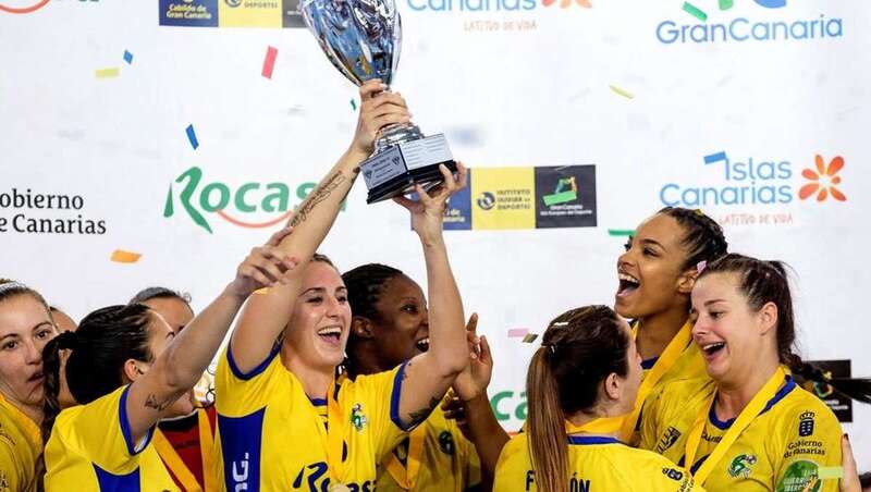 Las jugadoras del Rocasa Gran Canaria celebran al consagrarse campeonas de la Copa EHF Challenge de Balonmano femenino (Foto Ángel Medina G./EFE)