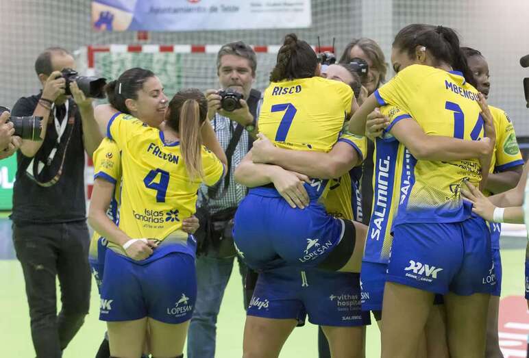 Las jugadoras del Rocasa, ayer en un momento del partido (Foto TA)