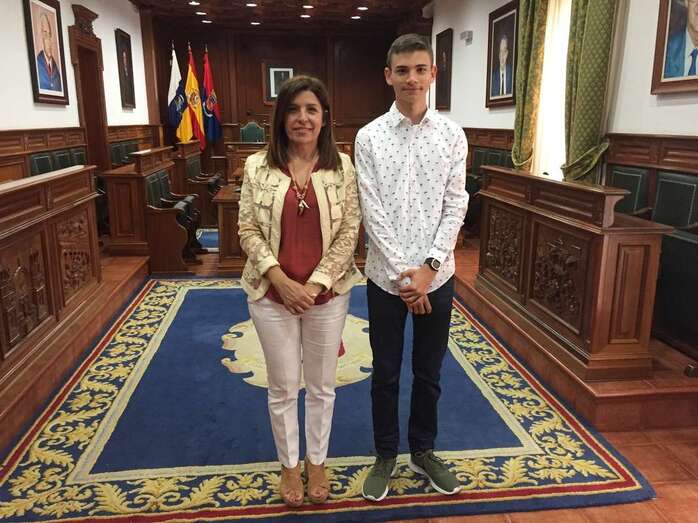 La alcaldesa Carmen Hernández, con el joven deportista (Foto TA)