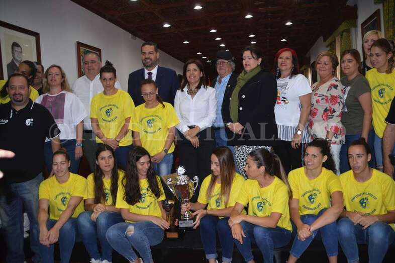 La plantilla y cuerpo técnico del Rocasa, junto a miembros de la Corporación local (Foto TA)