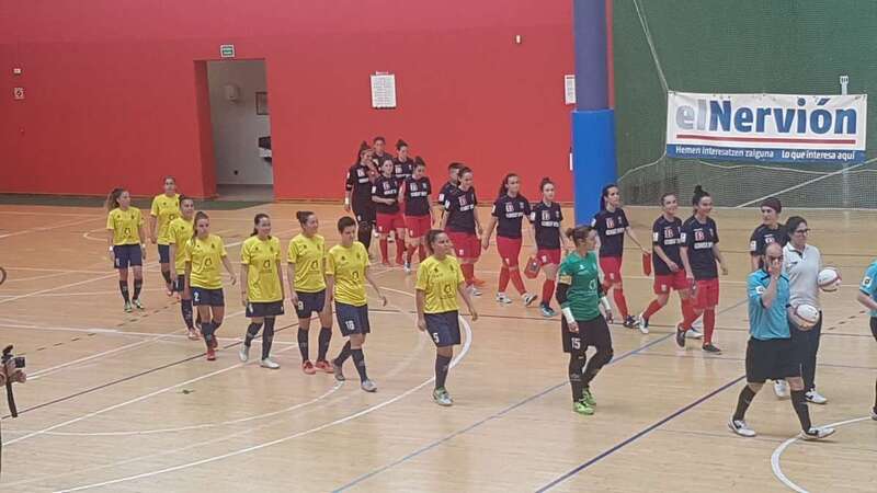 Momento inicial del partido de este sábado en Bilbao (Foto TA)