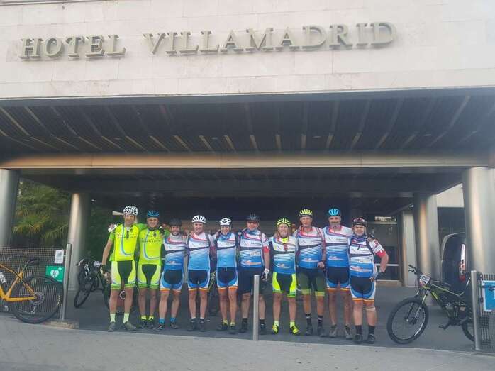 Los componentes del CD Ecosub Atlántico, a las puertas del hotel donde se hospedaron (Foto TA)